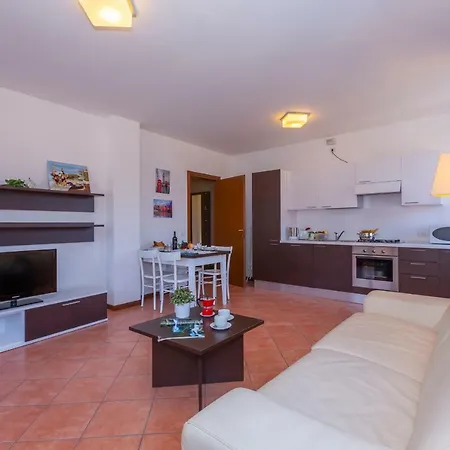 Fiumelatte Sleeps 4 Wifi T802387 아파트 바레나